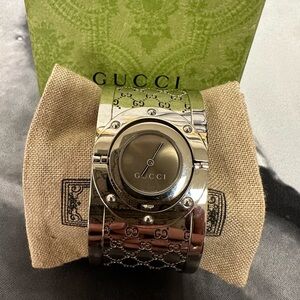 Gucci Silver 112 Twirl Watch with Logo Design
